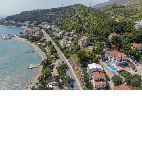 Ten-Bedroom Holiday Home in Duce