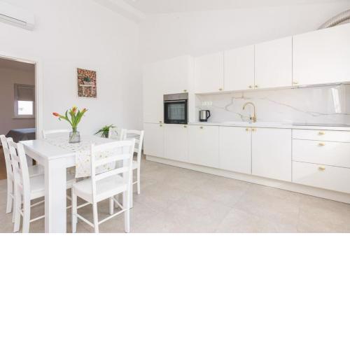 Tereza, city central modern apartment