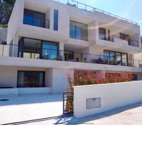 The Glass House, luxury villa by the sea with pool, jacuzzi, sauna and gym