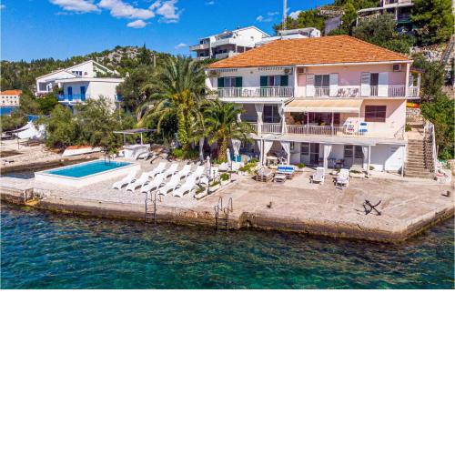 Three-Bedroom Apartment Blace with Sea View 06