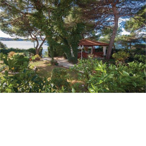 Three-Bedroom Apartment in Brodarica