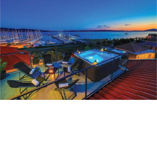 Three-Bedroom Apartment in Kastel Gomilica