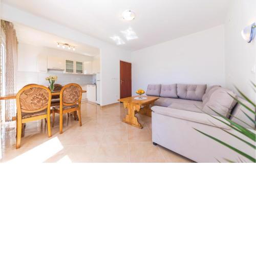 Three-Bedroom Apartment in Kastel Gomilica