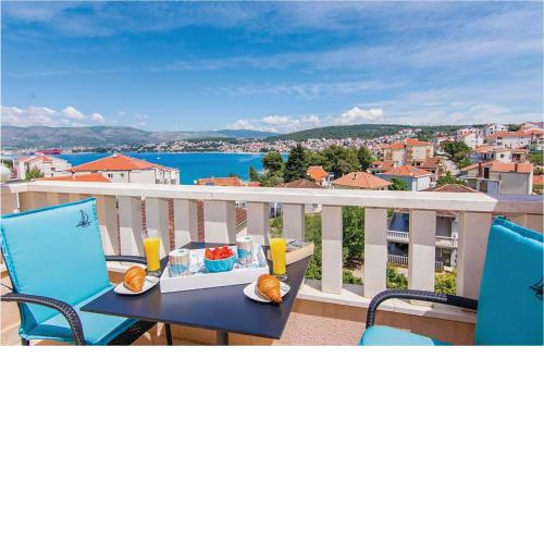 Three-Bedroom Apartment in Okrug Gornji