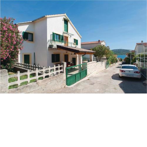 Three-Bedroom Apartment in Pirovac