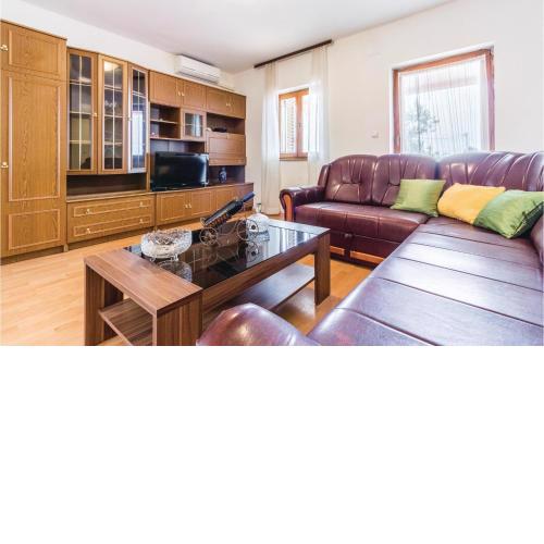 Three-Bedroom Apartment in Pula