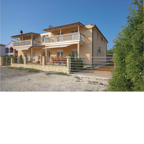 Three-Bedroom Apartment in Pula
