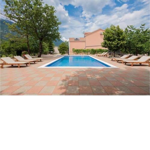 Three-Bedroom Apartment in Rastovac