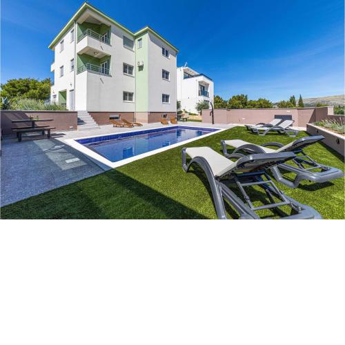 Three-Bedroom Apartment in Saldun