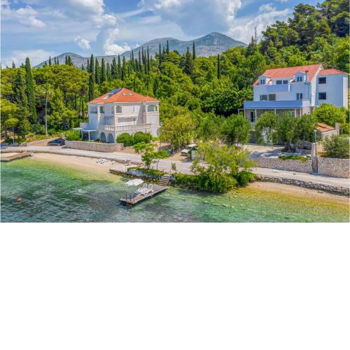 Three-Bedroom Apartment in Slano