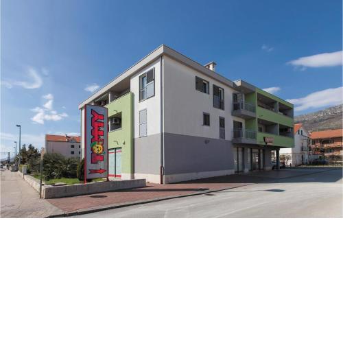 Three-Bedroom Apartment Kastel Gomilica with Sea View 04