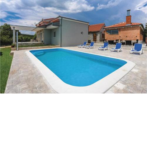 Three-Bedroom Holiday Home in Dugogabe