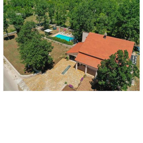 Three-Bedroom Holiday Home in Gornji Vinjani