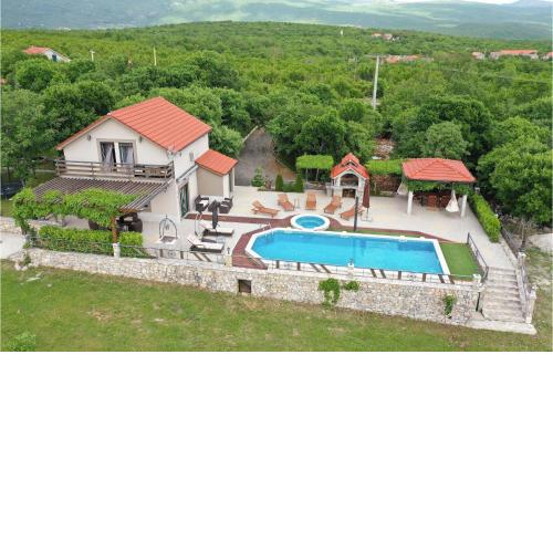 Three-Bedroom Holiday Home in Grab
