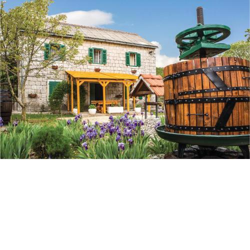 Three-Bedroom Holiday Home in Lecevica