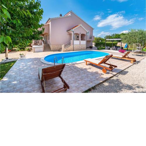 Three-Bedroom Holiday Home in Murvica