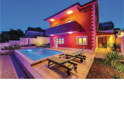 Three-Bedroom Holiday Home in Okrug Gornji