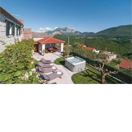 Three-Bedroom Holiday Home in Podgrade