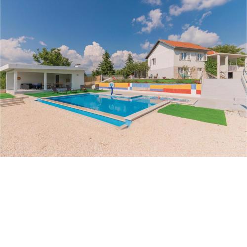 Three-Bedroom Holiday Home in Vinjani Gornji
