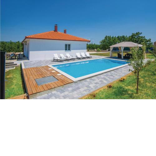 Three-Bedroom Holiday Home in Vinjani Gornji