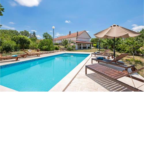 Three-Bedroom Holiday Home in Vinjani Gornji