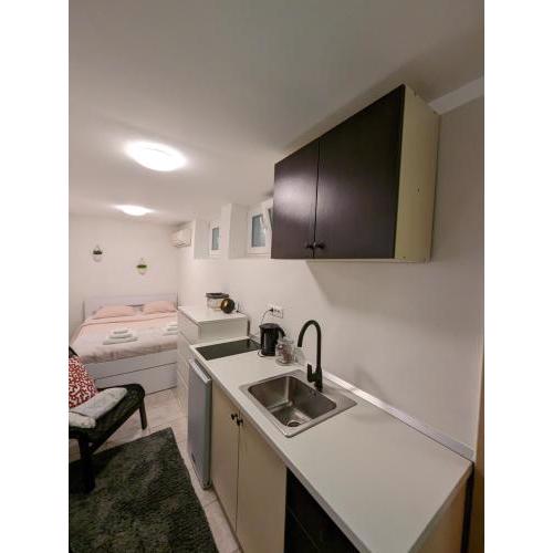 Tiny Studio w Ensuite Bathroom, Queen Bed, 42'' TV & AC