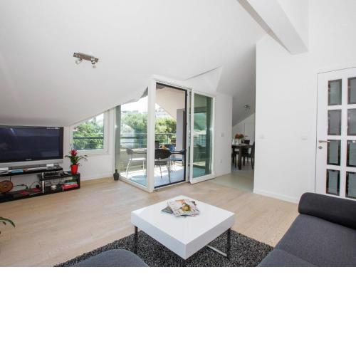 Topfloor comfortable luxury apartment with private balcony free garage and WI FI