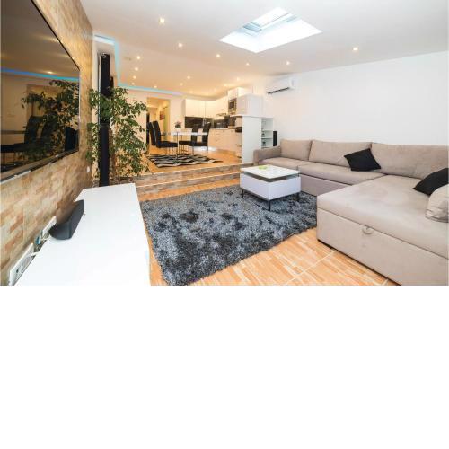 Two-Bedroom Apartment in Kastel Gomilica