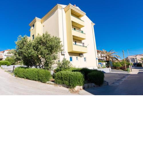 Two-Bedroom Apartment in Okrug Gornji IV