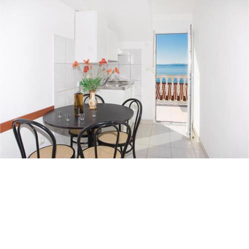 Two-Bedroom Apartment in Okrug Gornji