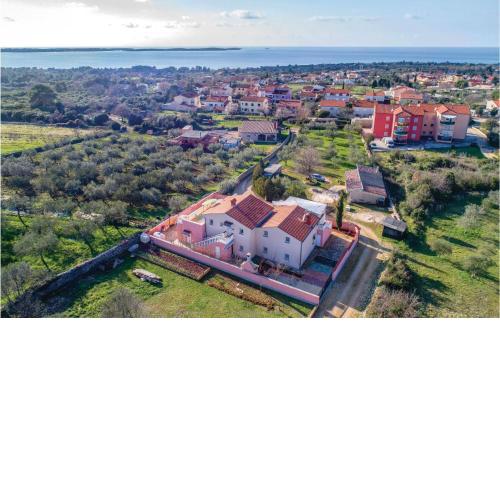Two-Bedroom Apartment in Peroj