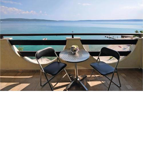 Two-Bedroom Apartment Kastel Kambelovac with Sea View 02