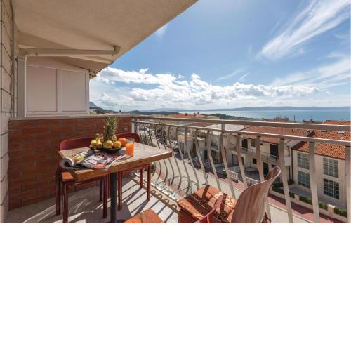 Two-Bedroom Apartment Makarska with Sea View 03