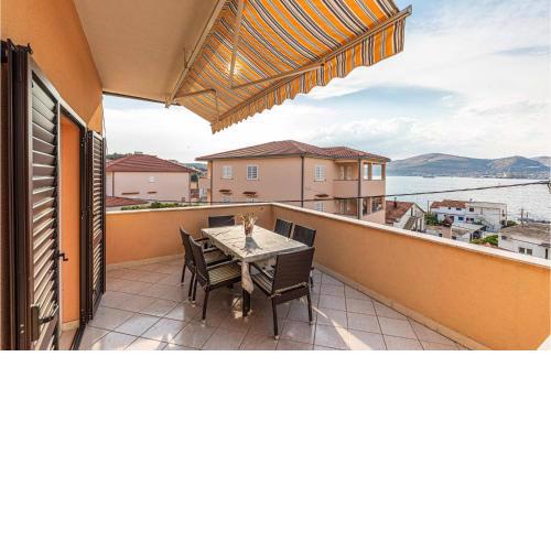 Two-Bedroom Apartment Okrug Gornji with Sea View 02