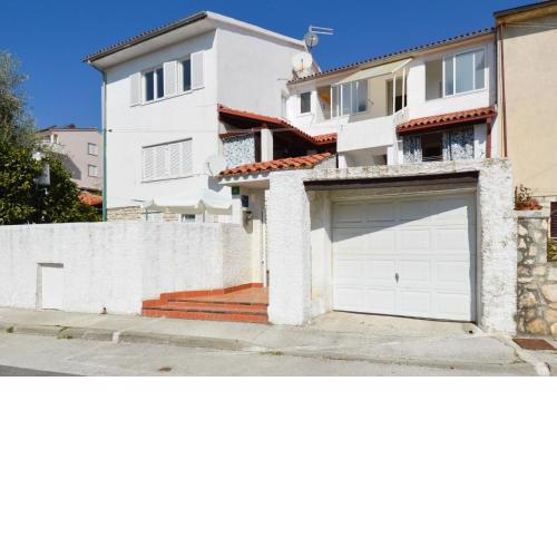 Two-Bedroom Apartment Pula near Sea 1