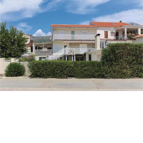 Two-Bedroom Apartment with Sea View in Kastel Kambelovac