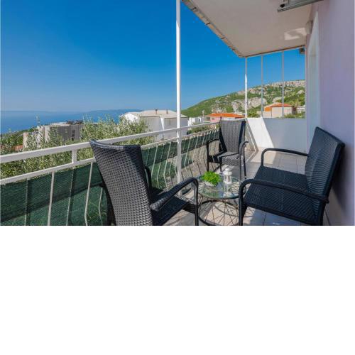 Two-Bedroom Apartment with Sea View in Makarska