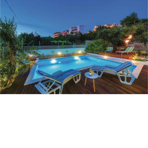 Two-Bedroom Apartment with Sea View in Okrug Gornji