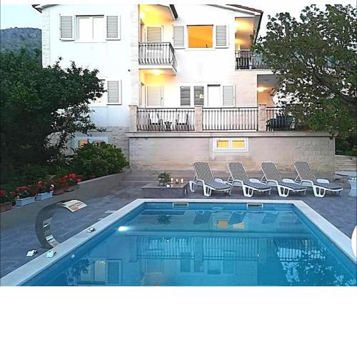 Villa 4US with pool,near Split and sea