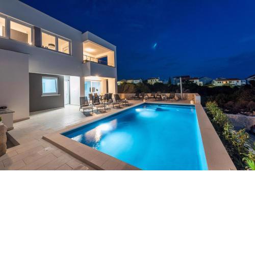 Villa Adria 1 luxury apartment with a pool
