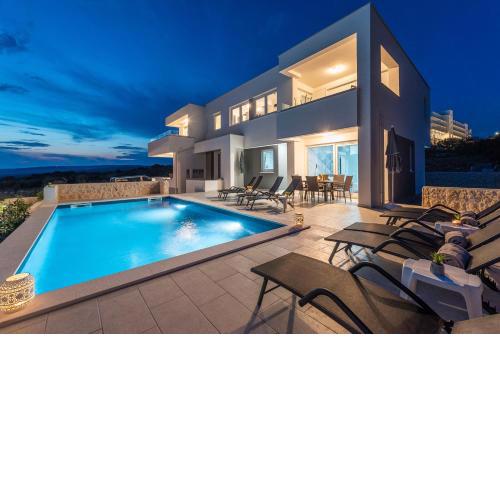 Villa Adria 4 luxury apartment with a pool