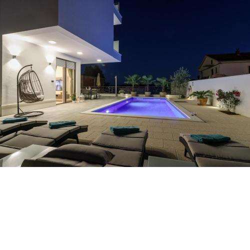 Villa Adria in Okrug Gornji, heated private pool, jacuzzi,