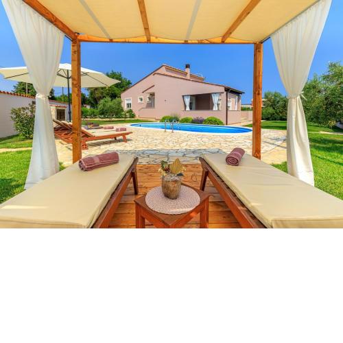 Villa Agri with large Garden and Pool near Pula