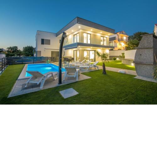 Villa Andrea with heated Pool