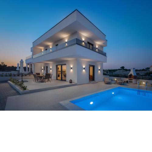 Villa Bettina with heated pool
