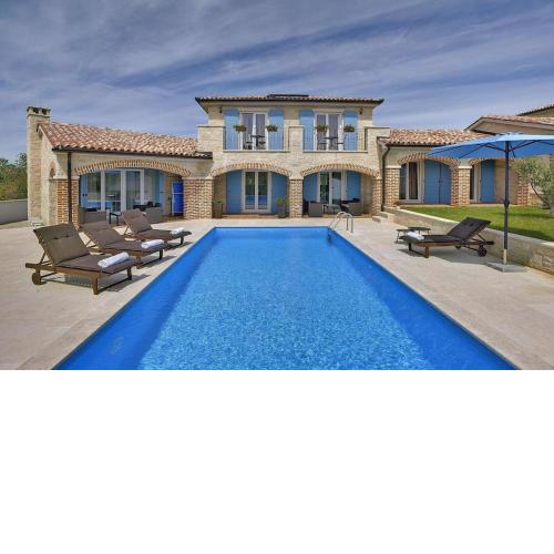 Villa Dennis in Medulin with sea view and private pool only 300 meters from the beach