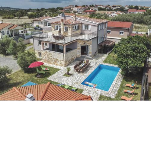 Villa GRACIA - big house, pool, bbq, playground & table tennis, game room with billiards & table football, Pula, Istria