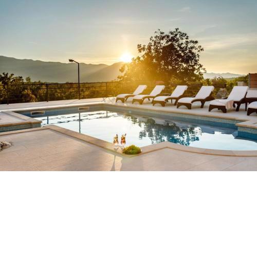 Villa in Omiš inland/4 stars+heated pool