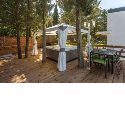 Villa Janski Pearl - 3 Bedroom Villa - Beautiful Private Gardens - Sauna and Jacuzzi