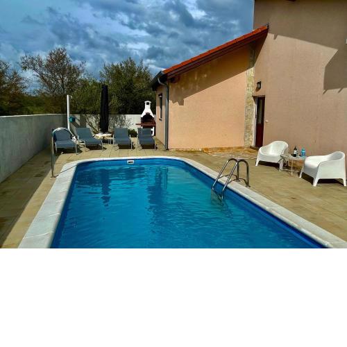 Villa Leonore mit beheiztem Pool